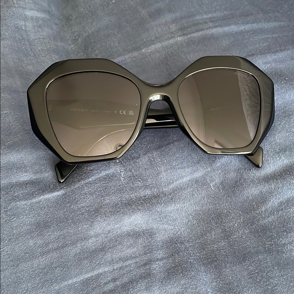 Prada sunglasses - Picture 1 of 6